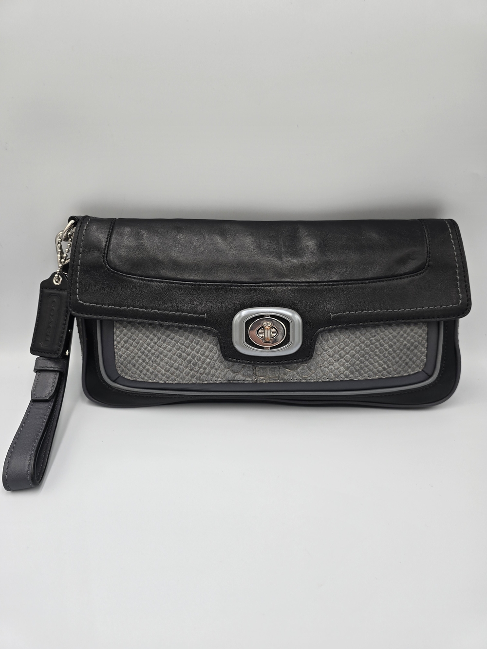 COACH 18976 Black & Gray Leather Turnlock Wristlet Clutch Snakeskin RARE *read*